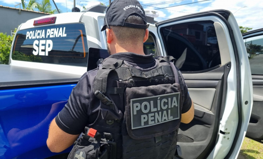 Policiais cumprem mandados contra pessoas com tornozeleira que não poderiam estar no Litoral