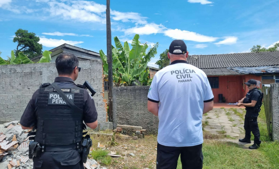 Policiais cumprem mandados contra pessoas com tornozeleira que não poderiam estar no Litoral