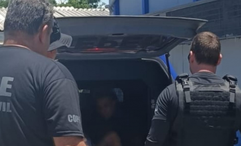 Policiais cumprem mandados contra pessoas com tornozeleira que não poderiam estar no Litoral