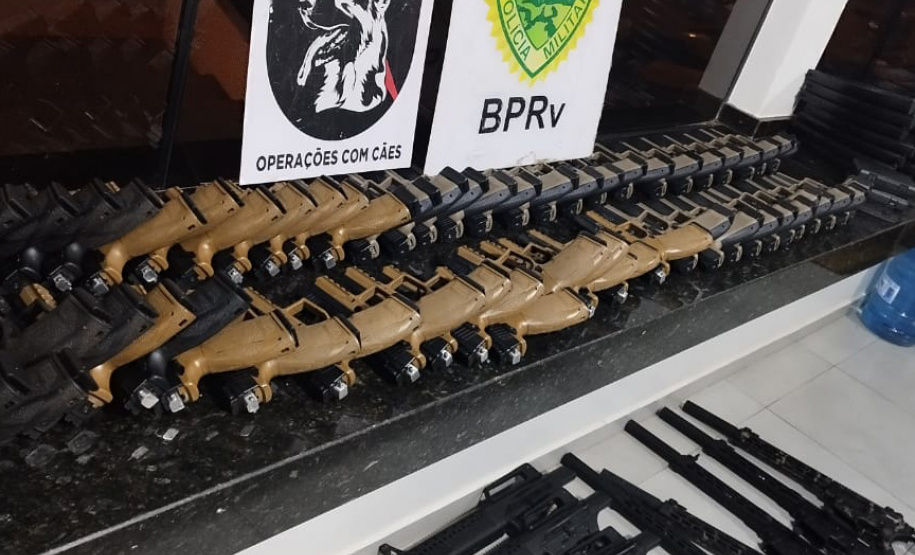 Polícia Militar apreende dois caminhões com 160 armas em Iporã e Perobal