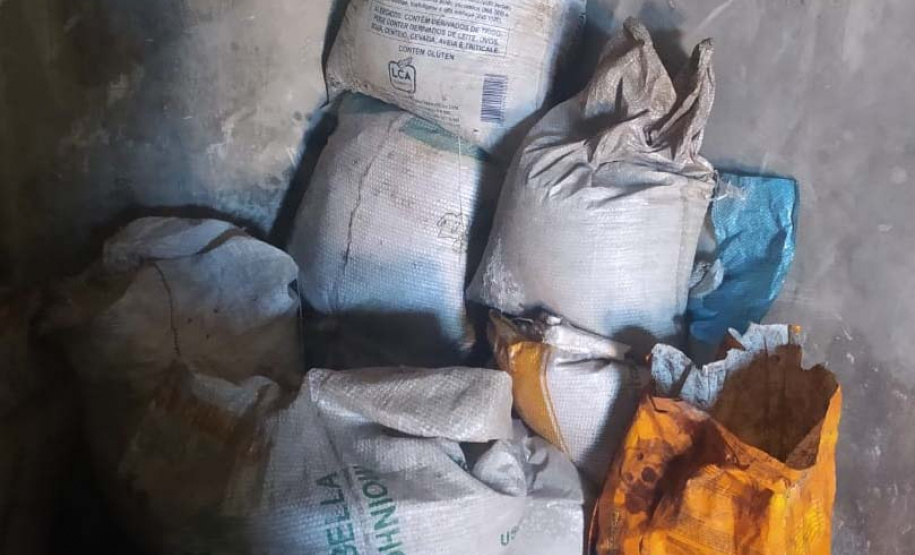 Polícia Militar recupera mais de 30 sacos com fertilizantes saqueados de caminhões em Paranaguá