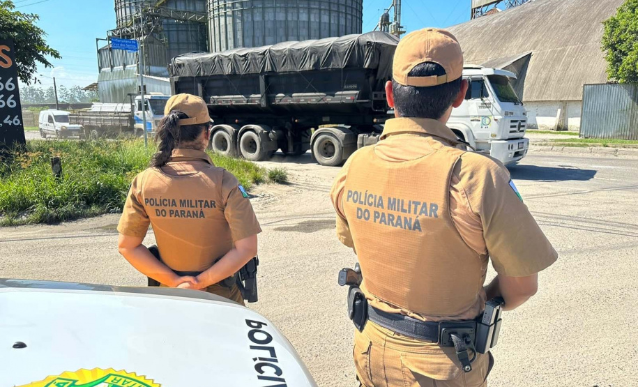 Polícia Militar recupera mais de 30 sacos com fertilizantes saqueados de caminhões em Paranaguá