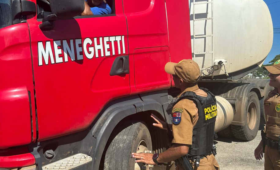 Polícia Militar recupera mais de 30 sacos com fertilizantes saqueados de caminhões em Paranaguá