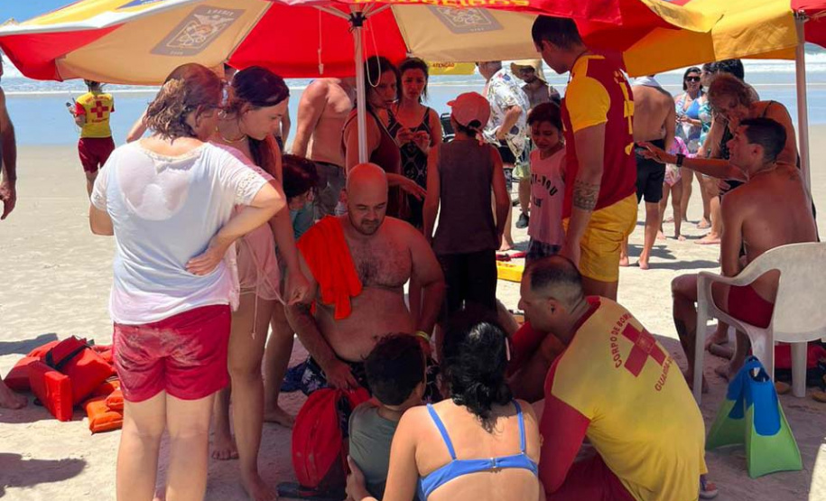 Corpo de Bombeiros salva 15 pessoas após naufrágio de embarcação na Ilha do Mel