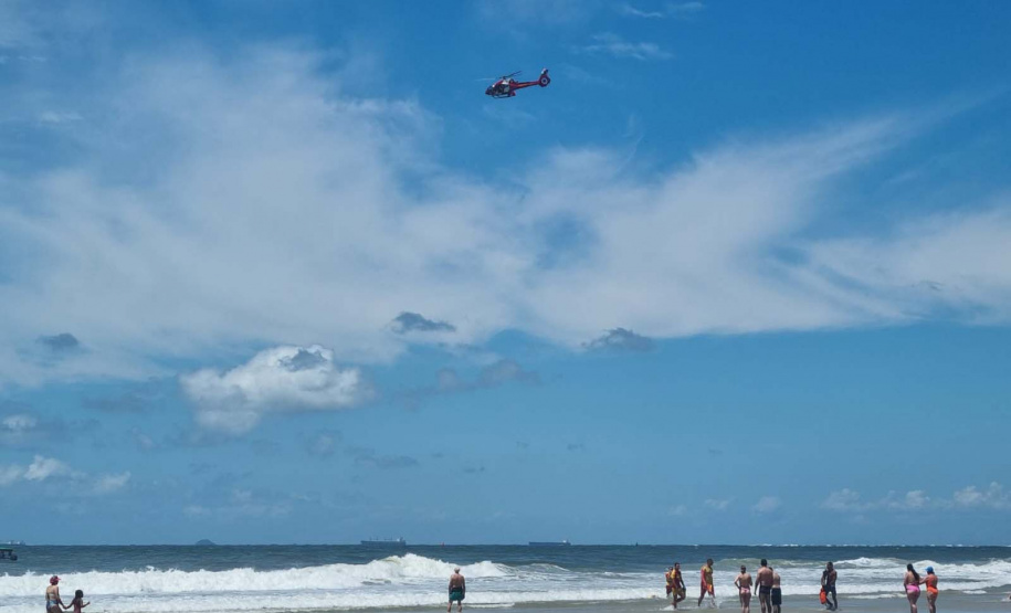 Corpo de Bombeiros salva 15 pessoas após naufrágio de embarcação na Ilha do Mel