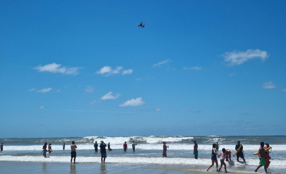 Corpo de Bombeiros salva 15 pessoas após naufrágio de embarcação na Ilha do Mel