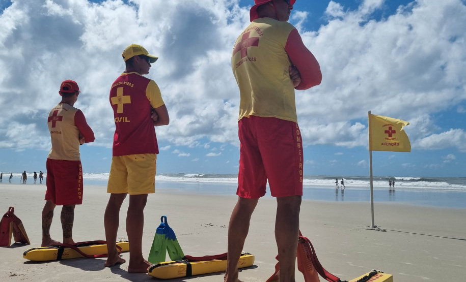 Trabalho preventivo de bombeiros e guarda-vidas garante verão tranquilo na Ilha do Mel