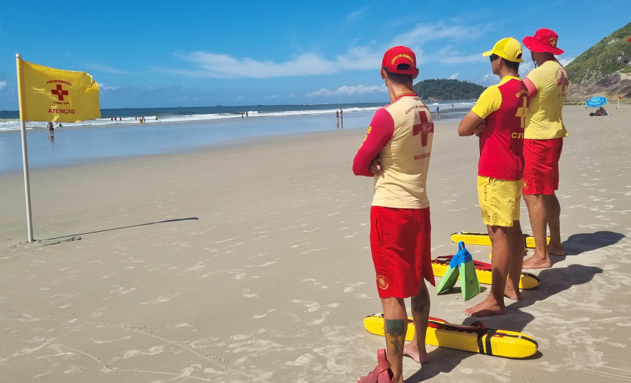 Corpo de Bombeiros faz 1.264 salvamentos na água durante o Verão Maior Paraná nas praias