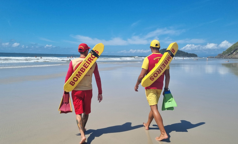 Corpo de Bombeiros faz 1.264 salvamentos na água durante o Verão Maior Paraná nas praias
