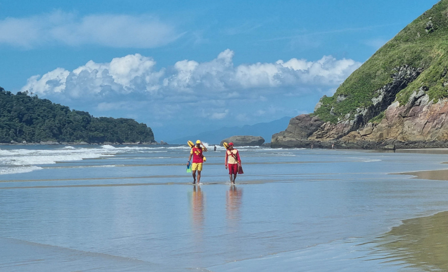 Trabalho preventivo de bombeiros e guarda-vidas garante verão tranquilo na Ilha do Mel