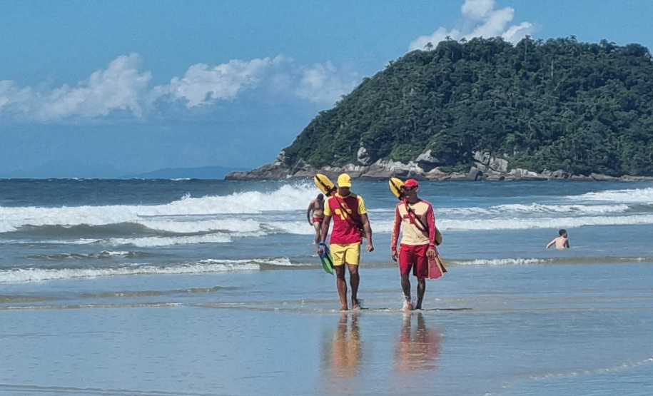 Trabalho preventivo de bombeiros e guarda-vidas garante verão tranquilo na Ilha do Mel