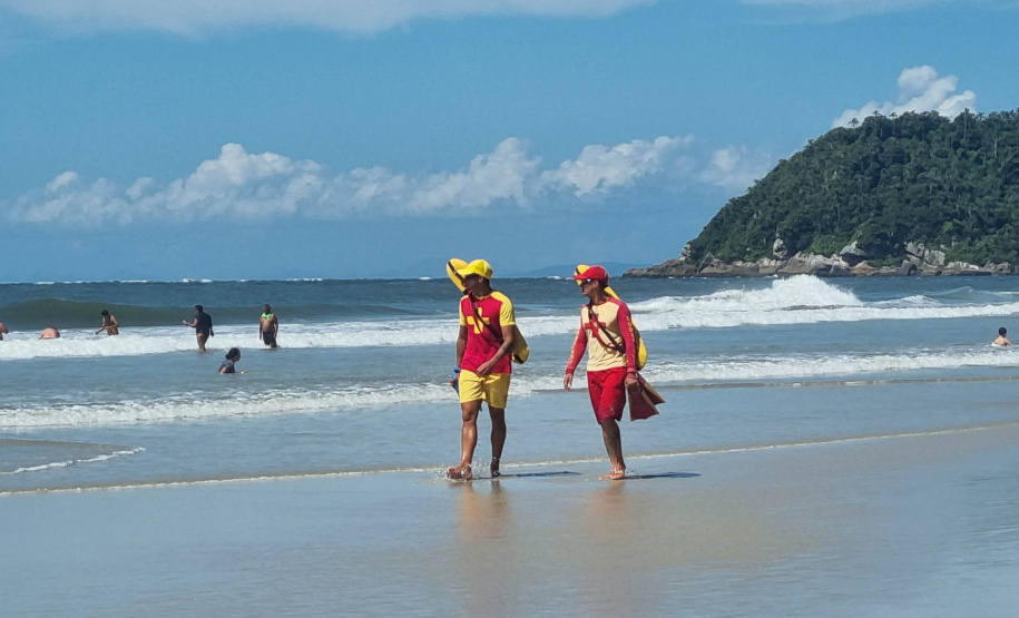 Trabalho preventivo de bombeiros e guarda-vidas garante verão tranquilo na Ilha do Mel