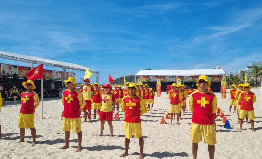 Bombeiros militares formam novos guarda-vidas civis durante a temporada no Litoral