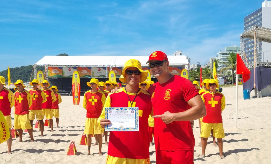 Bombeiros militares formam novos guarda-vidas civis durante a temporada no Litoral