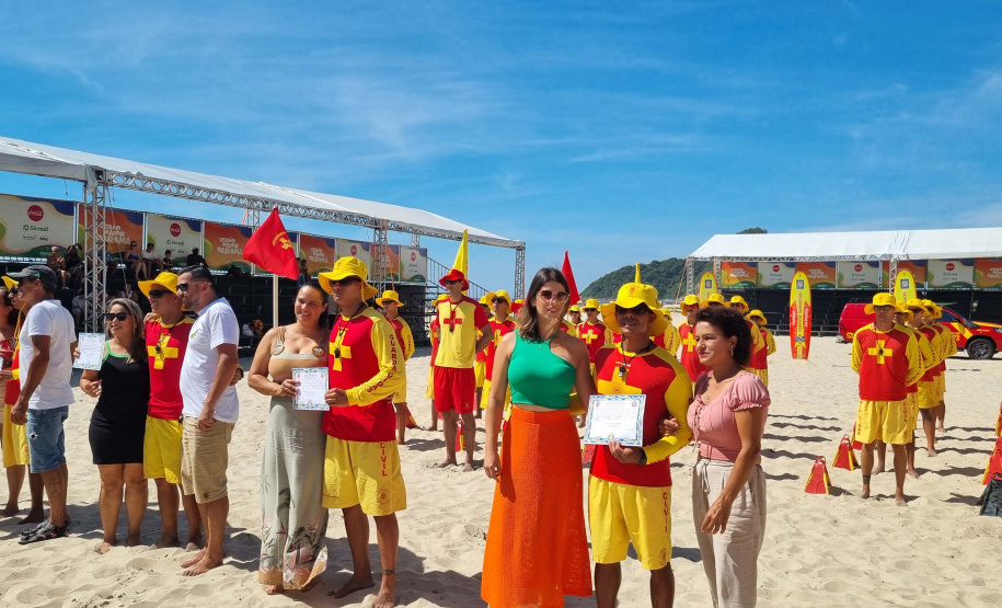 Bombeiros militares formam novos guarda-vidas civis durante a temporada no Litoral