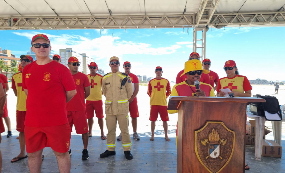 Bombeiros militares formam novos guarda-vidas civis durante a temporada no Litoral
