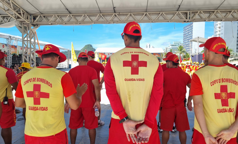 Bombeiros militares formam novos guarda-vidas civis durante a temporada no Litoral