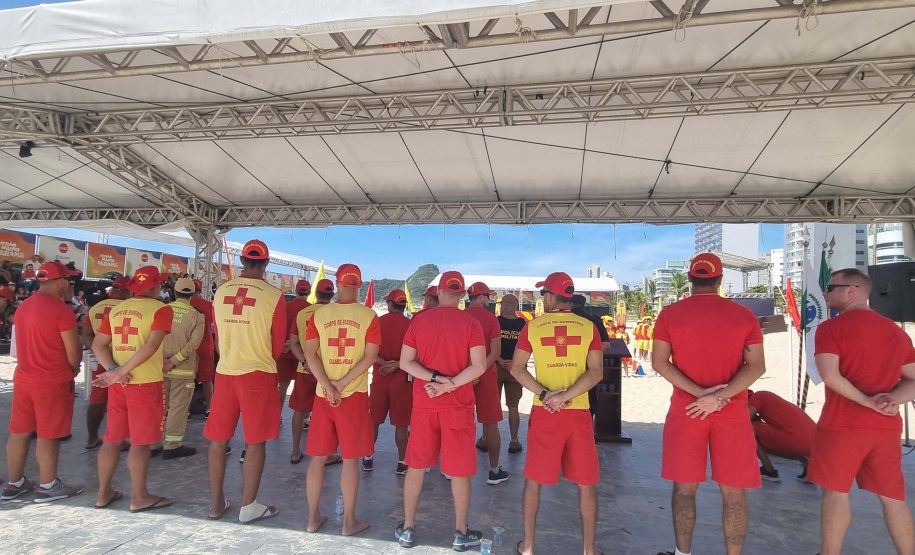 Bombeiros militares formam novos guarda-vidas civis durante a temporada no Litoral
