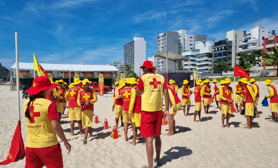 Bombeiros militares formam novos guarda-vidas civis durante a temporada no Litoral