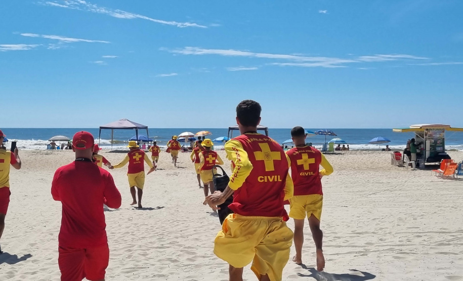 Bombeiros militares formam novos guarda-vidas civis durante a temporada no Litoral