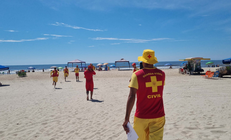 Bombeiros militares formam novos guarda-vidas civis durante a temporada no Litoral