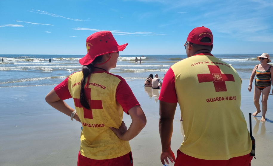Bombeiros militares formam novos guarda-vidas civis durante a temporada no Litoral