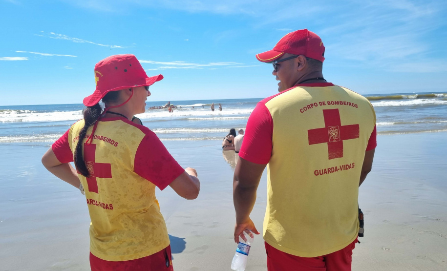 Bombeiros militares formam novos guarda-vidas civis durante a temporada no Litoral
