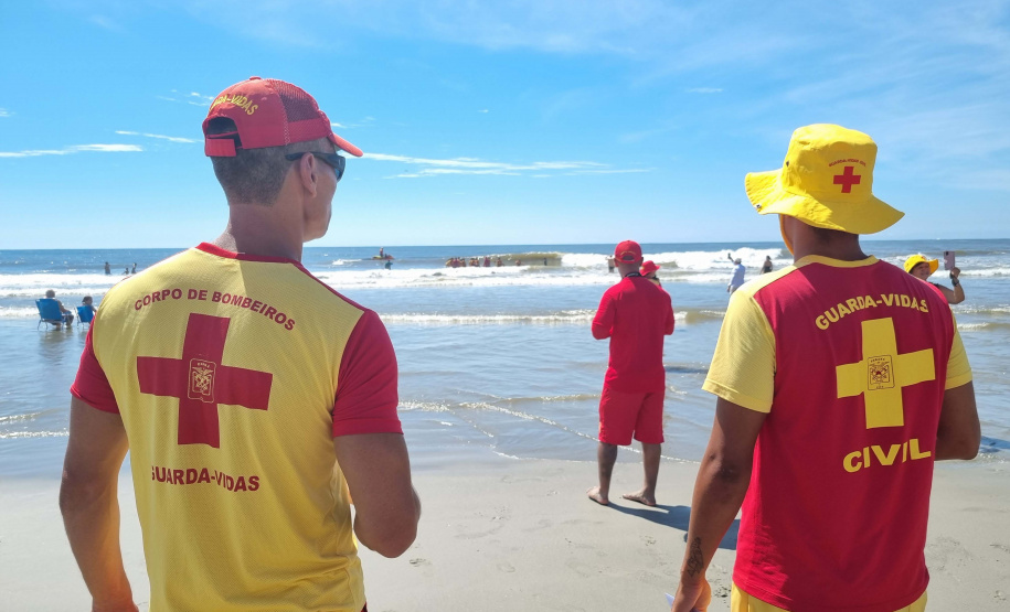 Bombeiros militares formam novos guarda-vidas civis durante a temporada no Litoral