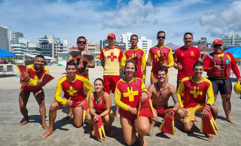 Bombeiros militares formam novos guarda-vidas civis durante a temporada no Litoral