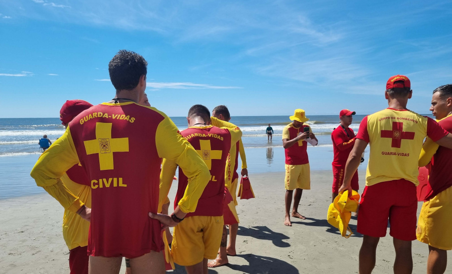 Bombeiros militares formam novos guarda-vidas civis durante a temporada no Litoral