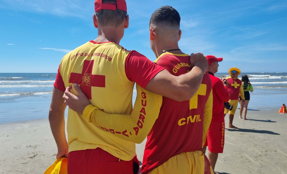 Bombeiros militares formam novos guarda-vidas civis durante a temporada no Litoral