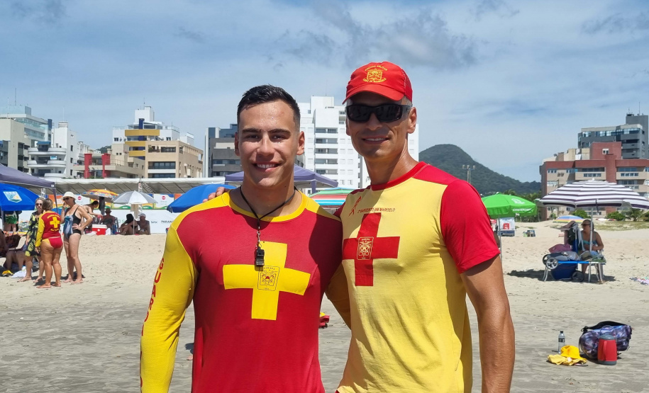 Bombeiros militares formam novos guarda-vidas civis durante a temporada no Litoral