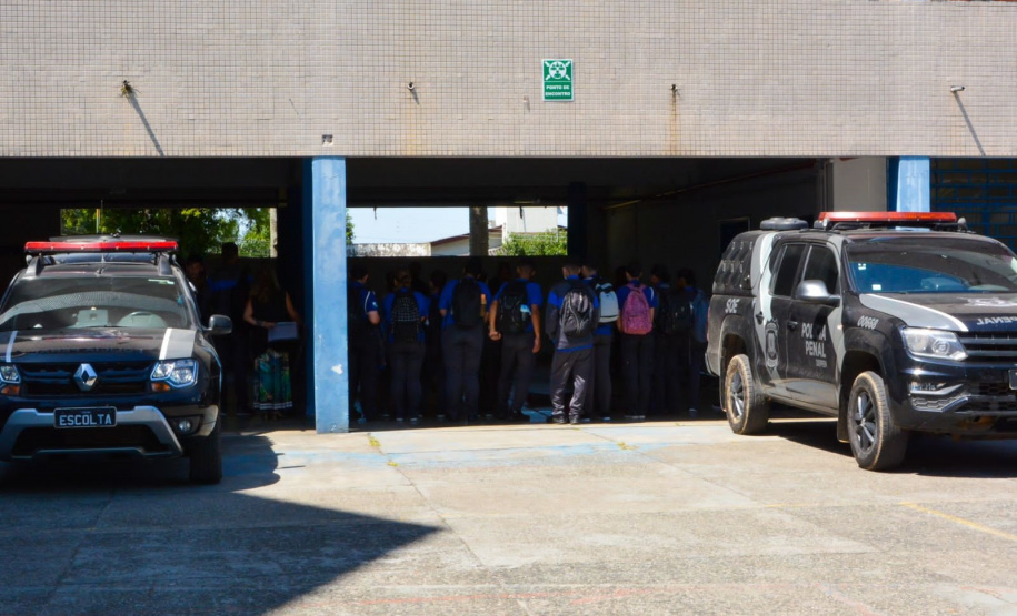 O alerta é que as drogas são a porta de entrada e um dos primeiros passos para inserção numa vida de crime. Além da apresentação, os alunos interagiram com os cães policiais.