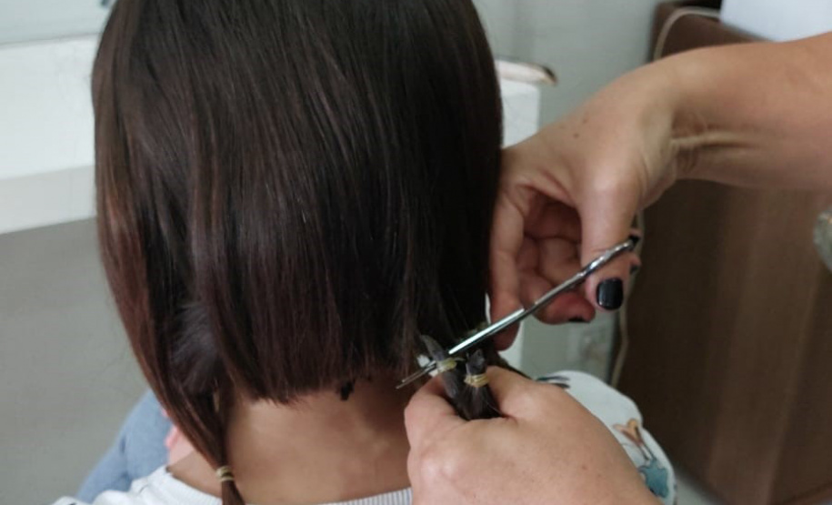 Nesta semana, com escolta da Polícia Penal, as cinco mulheres privadas de liberdade foram levadas a um salão de beleza, em Cascavel, indicado pelo Hospital do Câncer. Além de doarem os cabelos, elas receberam tratamento capilar e puderam escolher os cortes para um novo visual.