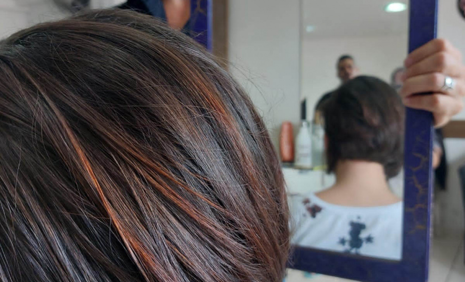 Nesta semana, com escolta da Polícia Penal, as cinco mulheres privadas de liberdade foram levadas a um salão de beleza, em Cascavel, indicado pelo Hospital do Câncer. Além de doarem os cabelos, elas receberam tratamento capilar e puderam escolher os cortes para um novo visual.