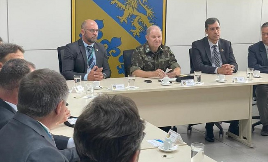 Secretário Hudson visita comando da 5ª Região Militar do Exército