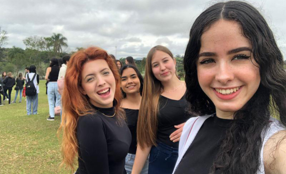 As alunas responsáveis pela obra vencedora foram Daniella Rosa Cunha (18), Elisa Lopes de Paula (18), Geovana Balador (19) e Heloísa Gogola (18) — estudantes do curso técnico de Formação de Docentes.
