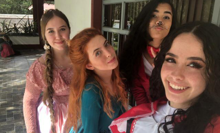 As alunas responsáveis pela obra vencedora foram Daniella Rosa Cunha (18), Elisa Lopes de Paula (18), Geovana Balador (19) e Heloísa Gogola (18) — estudantes do curso técnico de Formação de Docentes.