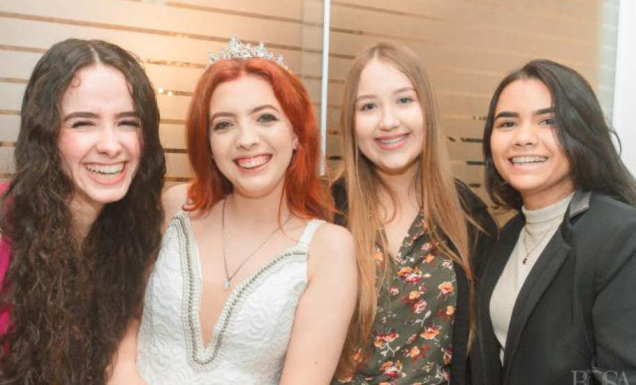 As alunas responsáveis pela obra vencedora foram Daniella Rosa Cunha (18), Elisa Lopes de Paula (18), Geovana Balador (19) e Heloísa Gogola (18) — estudantes do curso técnico de Formação de Docentes.