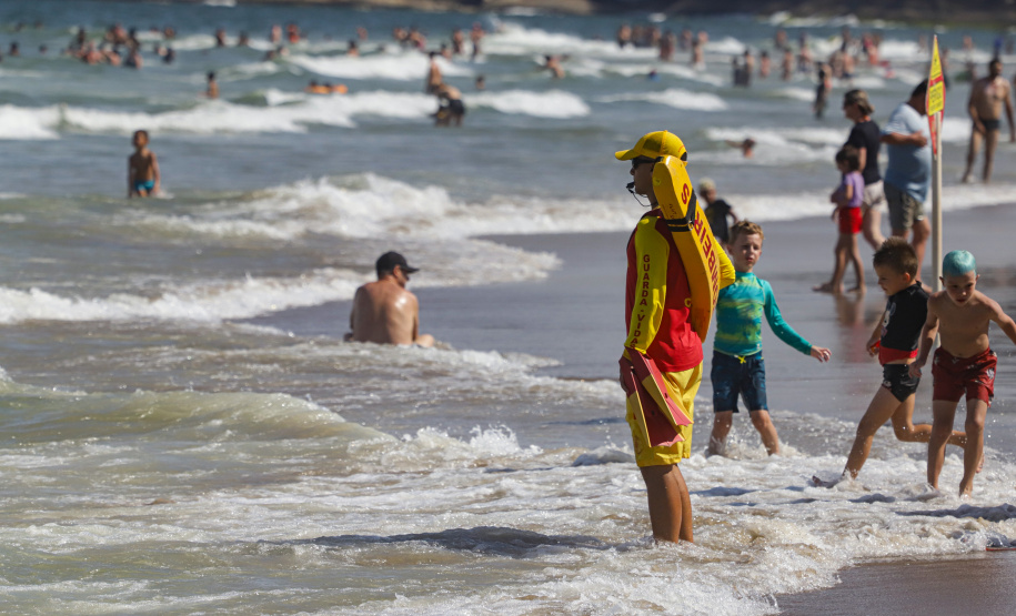 Corpo de Bombeiros faz 1.264 salvamentos na água durante o Verão Maior Paraná nas praias