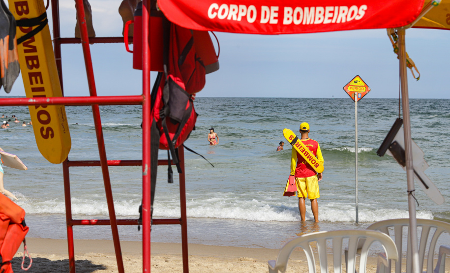 Corpo de Bombeiros faz 1.264 salvamentos na água durante o Verão Maior Paraná nas praias