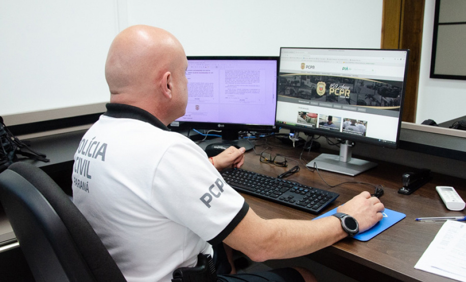 Para modernizar atendimento, Polícia Civil implanta Centrais Regionais de Flagrantes. Essas centrais funcionarão 24 horas por dia e serão operadas por autoridades policiais plantonistas e seus agentes, designados a partir de escalas. Elas serão implementadas em todas as Subdivisões do Interior do Estado Paraná, na Capital e RMC.