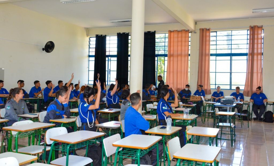 O alerta é que as drogas são a porta de entrada e um dos primeiros passos para inserção numa vida de crime. Além da apresentação, os alunos interagiram com os cães policiais.