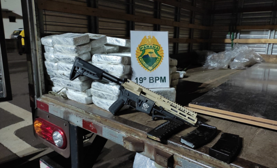 Polícia Militar apreende fuzil e mais de 110 quilos de drogas em Ouro Verde do Oeste