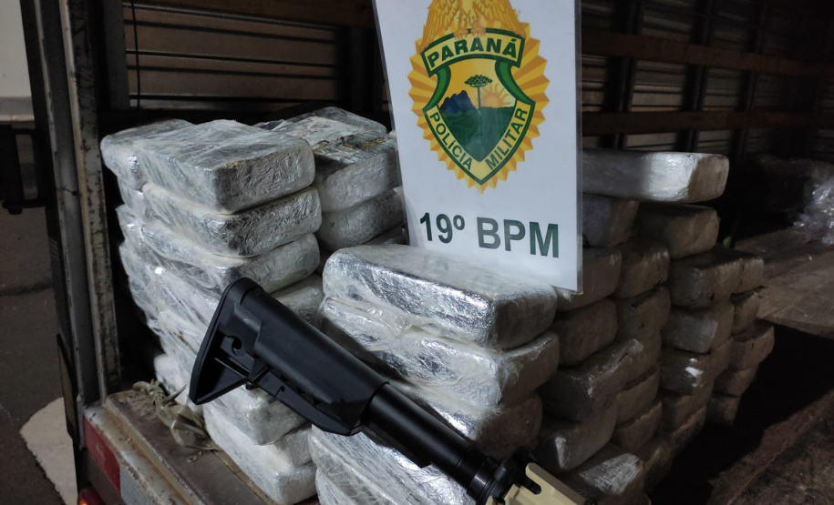 Polícia Militar apreende fuzil e mais de 110 quilos de drogas em Ouro Verde do Oeste