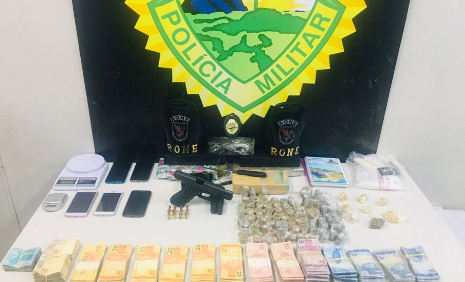 O homem e os objetos apreendidos foram encaminhados para a Central de Flagrantes de Curitiba. Já em Campo Largo, no endereço mencionado na denúncia, dois homens foram presos pelo crime de tráfico de drogas, além de serem apreendidos dois rádios comunicadores, um colete balístico, drogas e R$ 264 em espécie.