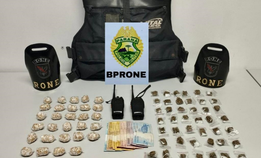 O homem e os objetos apreendidos foram encaminhados para a Central de Flagrantes de Curitiba. Já em Campo Largo, no endereço mencionado na denúncia, dois homens foram presos pelo crime de tráfico de drogas, além de serem apreendidos dois rádios comunicadores, um colete balístico, drogas e R$ 264 em espécie.