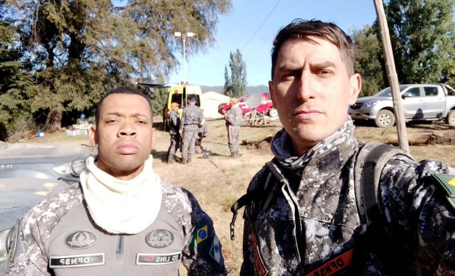 Paranaenses integram equipe brasileira enviada ao Chile para combater grandes incêndios. Sargento do Corpo de Bombeiros Natanael Ronerson Kovalski e soldado da Polícia Militar Geovane Lins Mota dos Santos