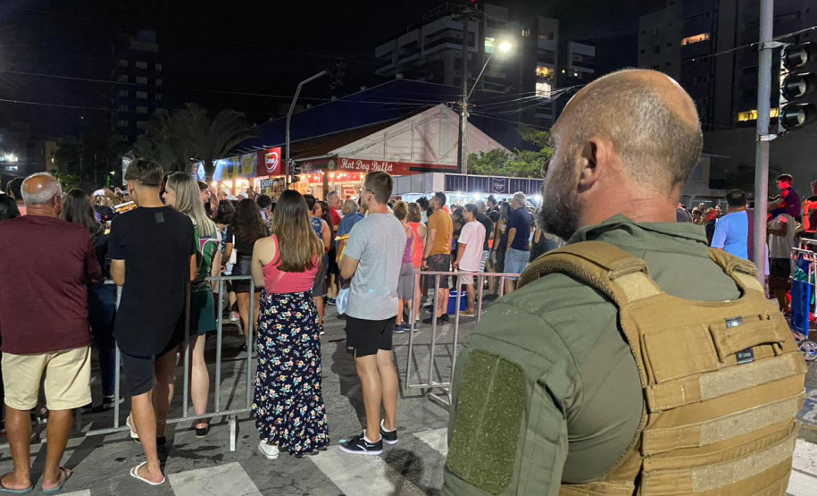 Policiais militares levam tranquilidade para os foliões em Guaratuba