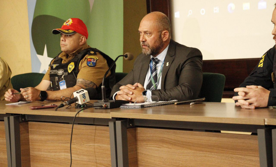 A reunião do lançamento da operação foi nesta quinta-feira (23), na Cidade da Polícia, sede da Sesp, em Curitiba. Participam da fiscalização integrada a Secretaria de Estado da Saúde (Sesa), o Departamento de Estradas de Rodagem - DER-PR, a Polícia Rodoviária Federal (PRF), a Polícia Militar (PMPR), o Corpo de Bombeiros (CBMPR), a Defesa Civil, a Agência de Defesa Agropecuária do Paraná (Adapar) e o Detran-PR.